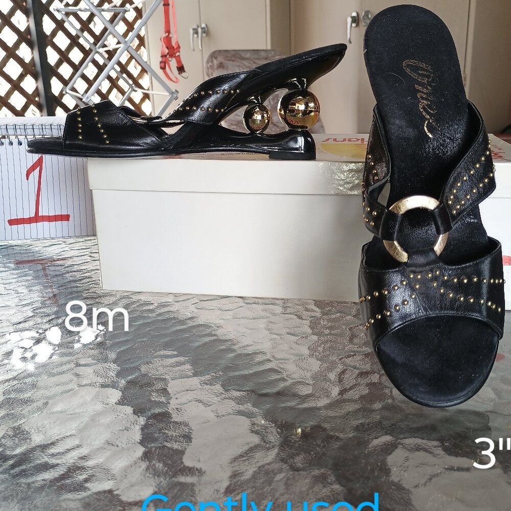 Onyx size 8 black with gold details 3-in heel black with gold balls